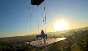 Primeiro Pianista a Tocar em um Balão de Ar Quente em Voo Alto no Brasil