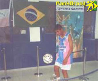 Paratleta busca recorde com flutuação na água