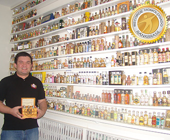 Maior coleção de miniaturas de cachaça