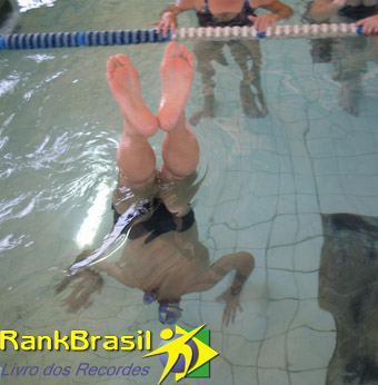 Maior travessia em piscina plantando bananeira