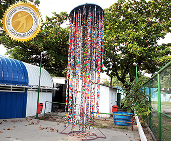 Maior escultura sonora com material reciclável