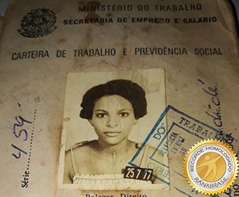 Mulher mais jovem a trabalhar com carteira assinada