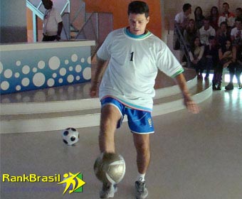 Maior número de camisetas tiradas em menor tempo fazendo embaixadinhas com a cabeça