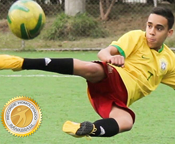 Mais jovem jogador de futebol com carteira assinada