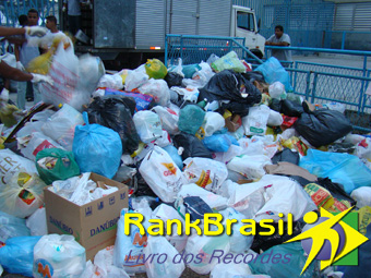 Primeiro show pago com lixo reciclável