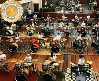 Maior orquestra de bateria infantil