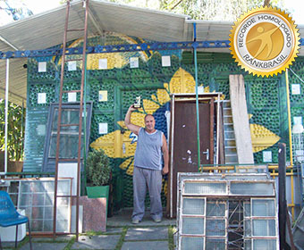 Primeira casa construída com material de piso elevado