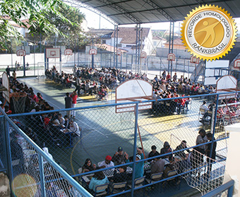 Torneio de damas ao ar livre no tabuleiro de damas de papel na mesa fechar  as mãos dos jogadores