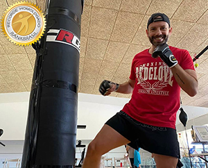 Maior tempo batendo em um saco de boxe com socos e chutes