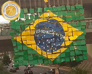 Mosaico suspenso feito pelo maior número de pessoas