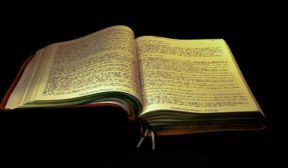 Maior Bíblia manuscrita do Brasil