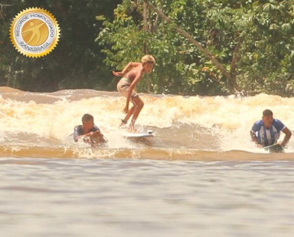 Mais jovem a surfar a Pororoca
