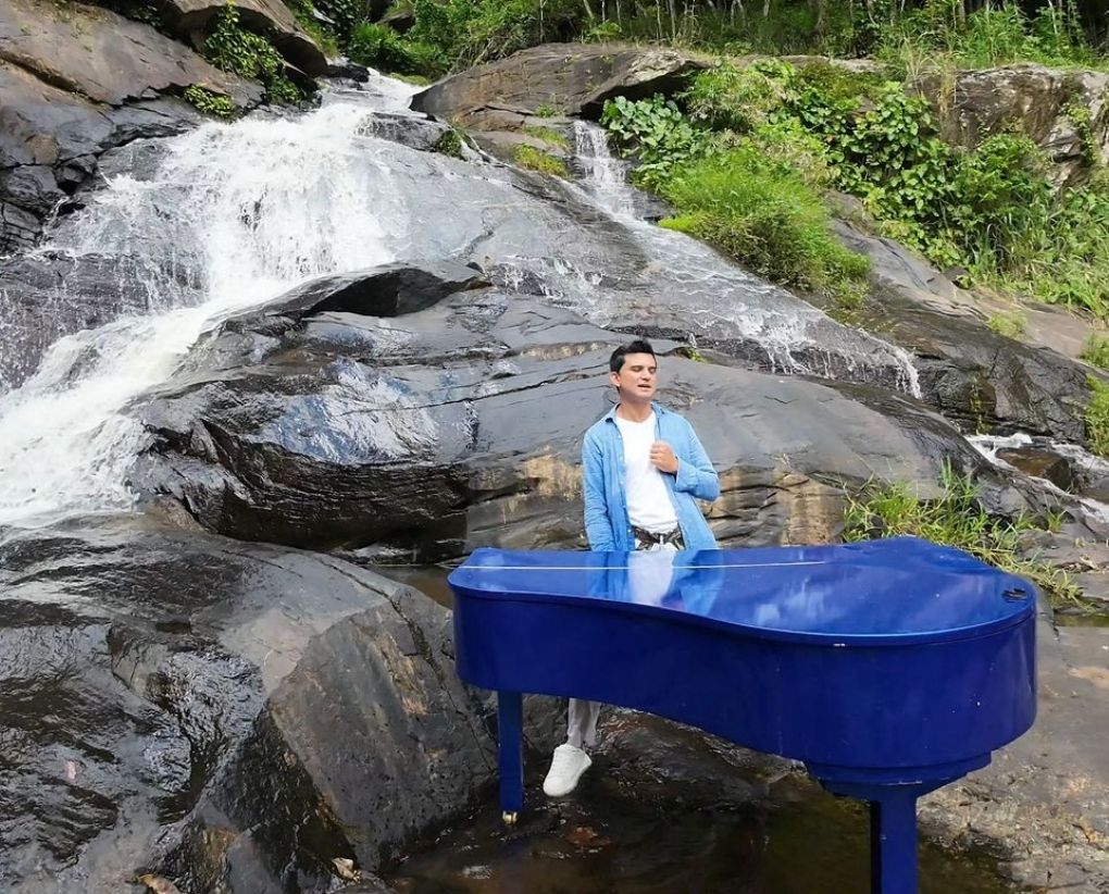 Primeiro Pianista a Tocar sobre uma cachoeira