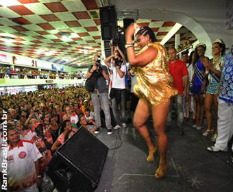 Musa de 104kg é uma das primeiras a fugir dos padrões do Carnaval