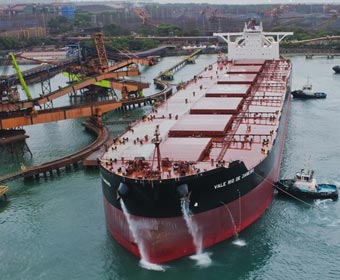 Maior cargueiro do mundo atraca pela primeira vez no Porto de Tubarão