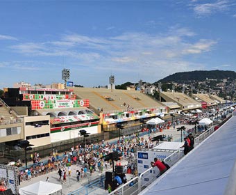 Oscar Niemeyer participa da inauguração de Sambódromo no Rio