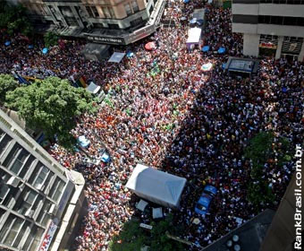 ‘Bola Preta’, um dos maiores blocos do Carnaval, arrasta 2,5 milhões de foliões