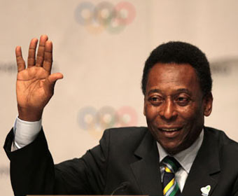 Pelé é uma das celebridades convidadas a carregar a tocha olímpica de 2012