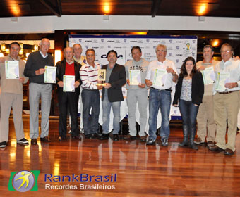 Golfistas do grupo Catraca recebem o troféu RankBrasil