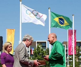 Bandeira verde amarela é hasteada em Londres